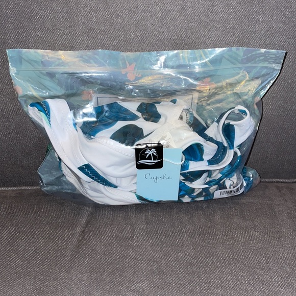 New.  CUPSHE BIKINI.  Size Large.  Top fits B cup. - Picture 5 of 5